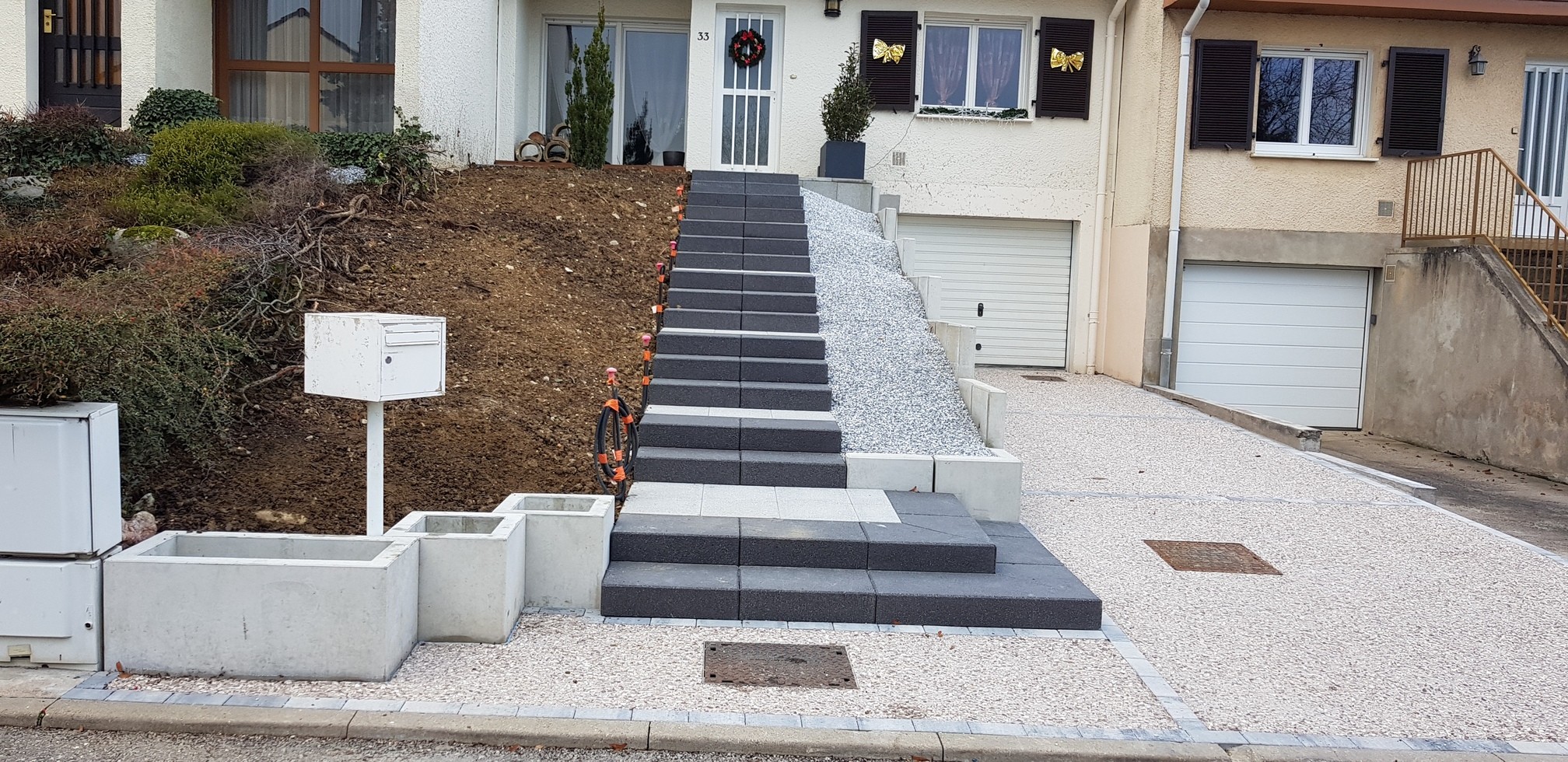 Réalisation d'escalier extérieur maçonné et cour pavée