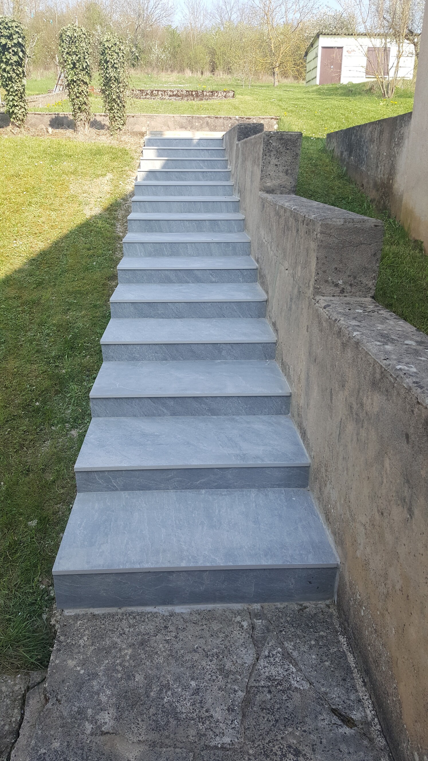 Ravalement de façade avec enduit et finitions soignées